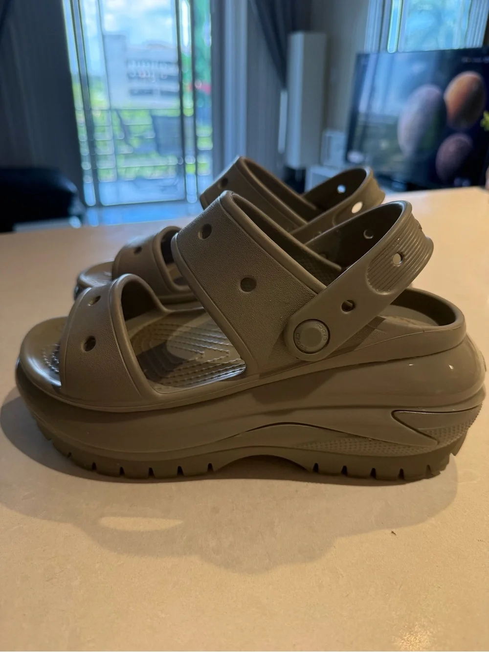 NWOT Crocs Classic Crush Sandal Platform Taupe Mushroom Size Women’s 6 / Men’s 4